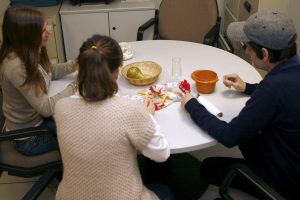 Varias personas aprovechan para comer en un receso en sus trabajos con el almuerzo traído de casa, hábito alimentario que se ha agudizado por la crisis de los hogares. EFE/Víctor Lerena/Archivo